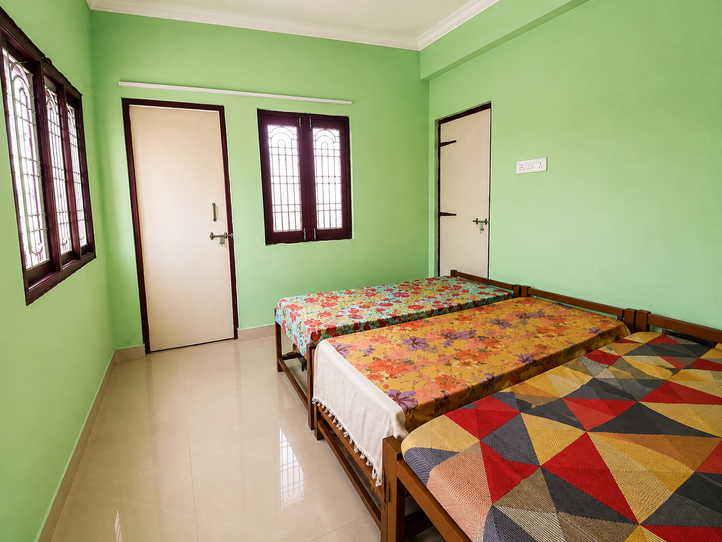 Three-share non-AC room